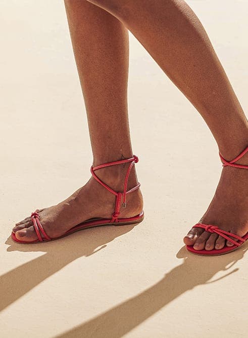 Flat vegan toe strap sandal by Arenaria red Vegan Style